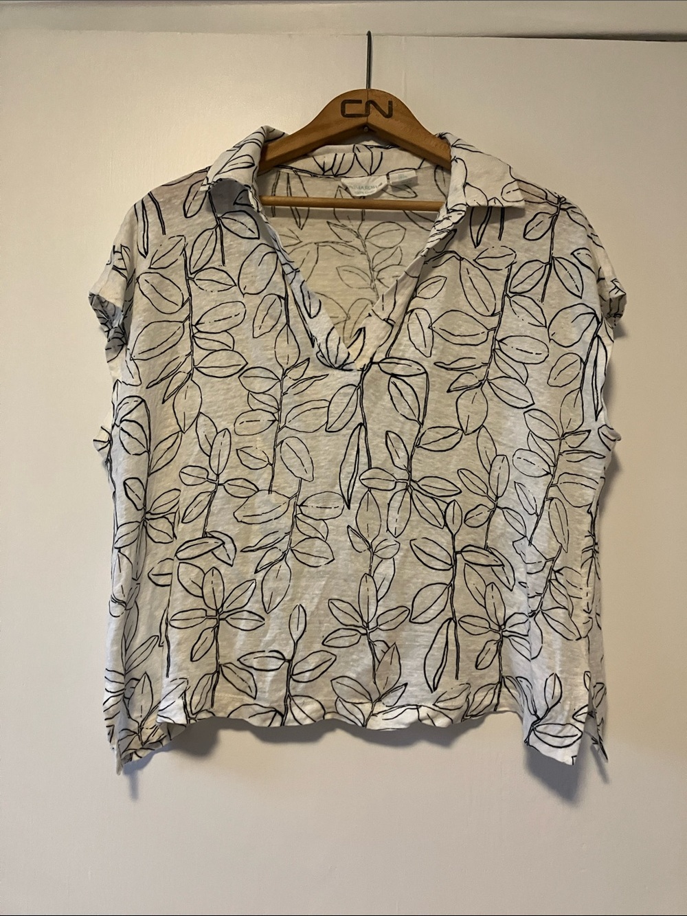 Cynthia Rowley White Short-Sleeve Top with Black Leaf Sketch 💯 Linen